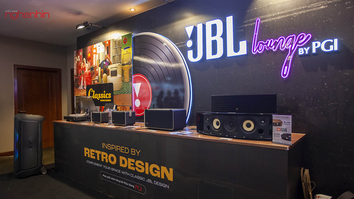 JBL Authentics 200 | Loa thông minh với thiết kế retro trang bị kết nối Wi-Fi, Bluetooth và trợ lý ảo